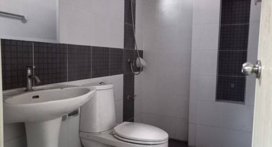 Casa adosada en venta de estudio en Bang Khae, Bangkok