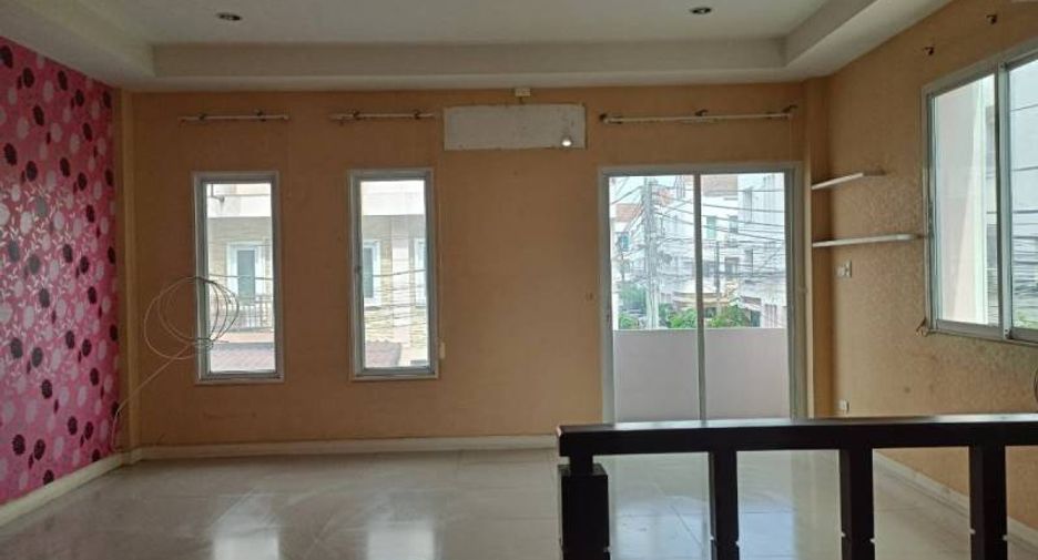 Casa adosada en venta de estudio en Bang Khae, Bangkok
