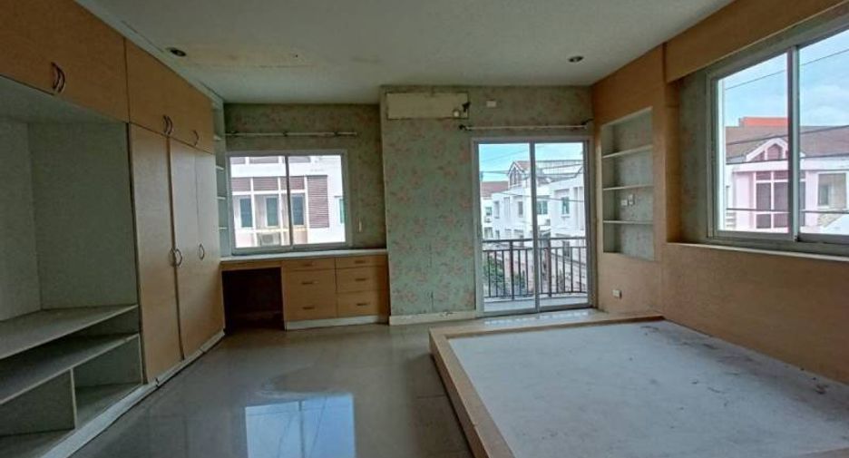 Casa adosada en venta de estudio en Bang Khae, Bangkok