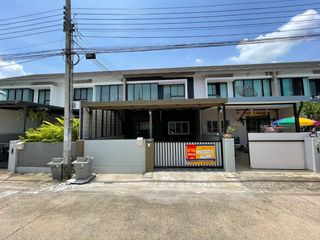 Casa adosada en venta de estudio en Bang Khen, Bangkok
