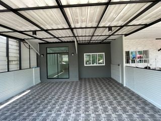 Casa adosada en venta de estudio en Bang Khen, Bangkok