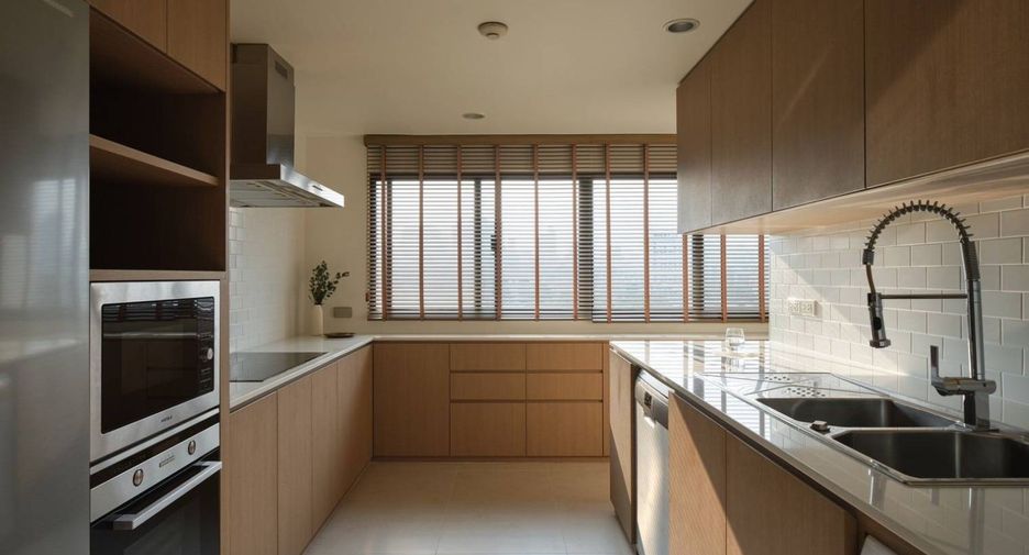 For rent 4 bedrooms condo in Watthana, Bangkok