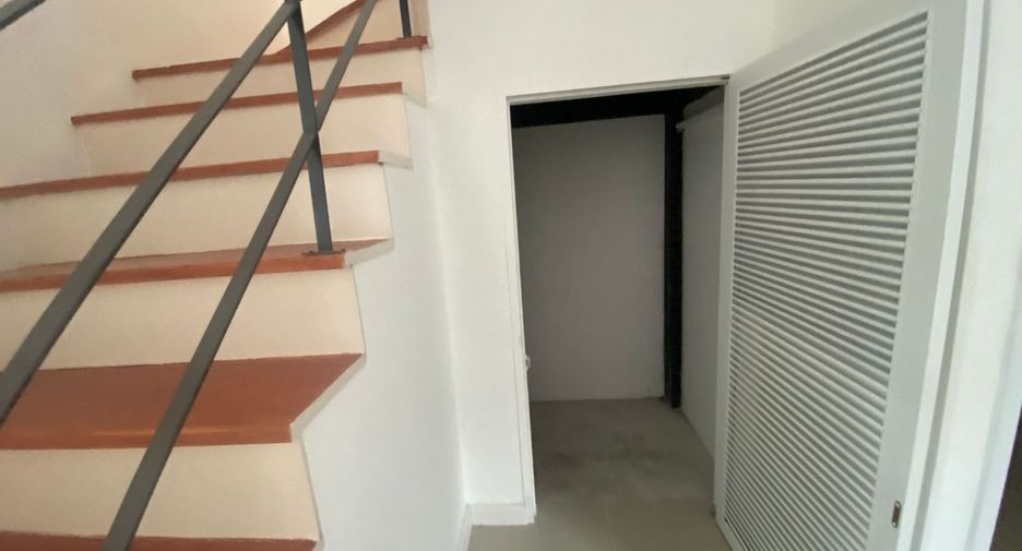 Casa adosada en venta de estudio en Sai Mai, Bangkok