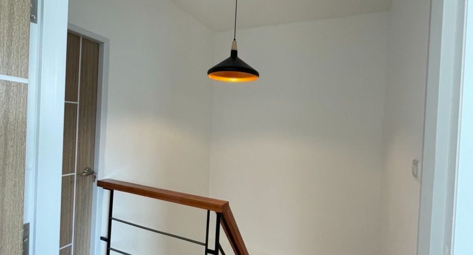 Casa adosada en venta de estudio en Sai Mai, Bangkok