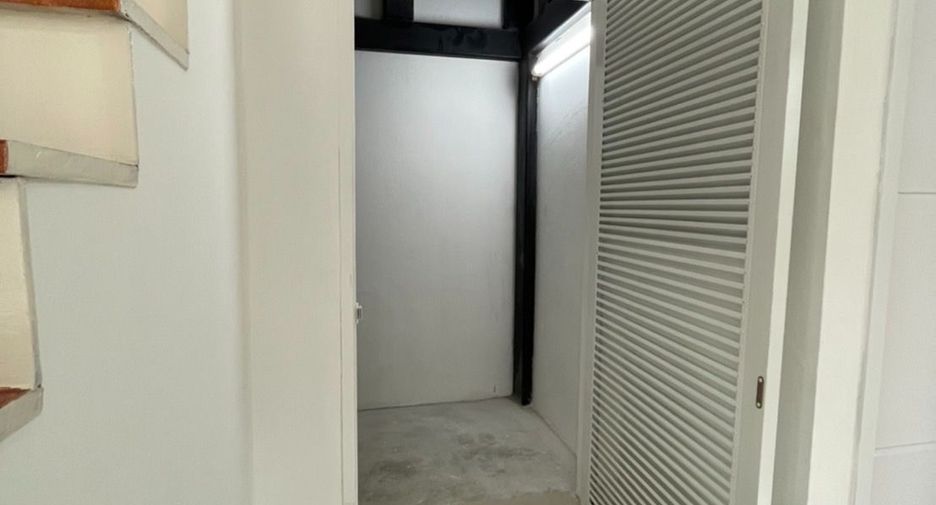 Casa adosada en venta de estudio en Sai Mai, Bangkok