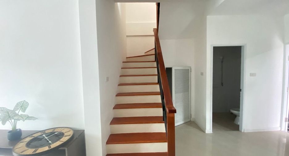 Casa adosada en venta de estudio en Sai Mai, Bangkok