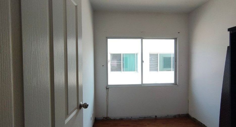 Casa adosada en venta de estudio en Lat Krabang, Bangkok