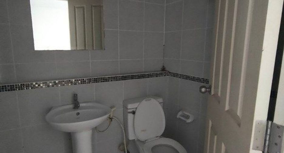 Casa adosada en venta de estudio en Lat Krabang, Bangkok