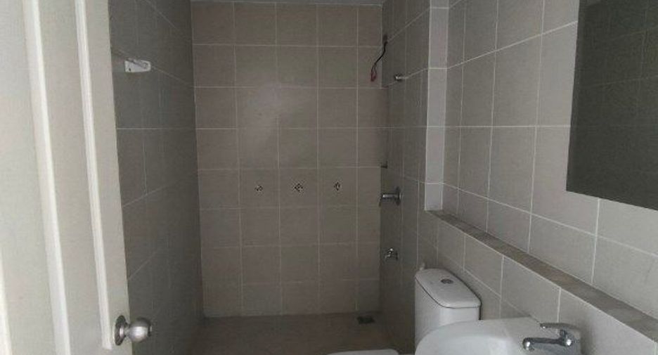Casa adosada en venta de estudio en Lat Krabang, Bangkok