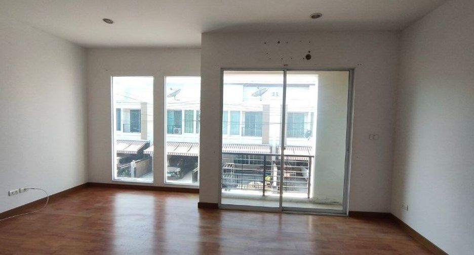 Casa adosada en venta de estudio en Lat Krabang, Bangkok