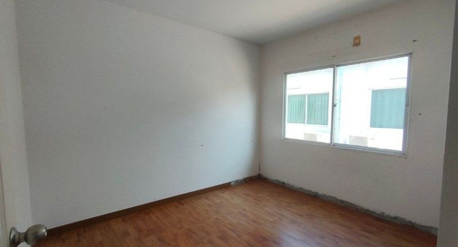 Casa adosada en venta de estudio en Lat Krabang, Bangkok