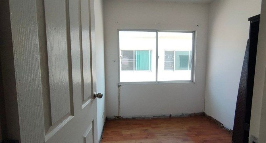 Casa adosada en venta de estudio en Lat Krabang, Bangkok