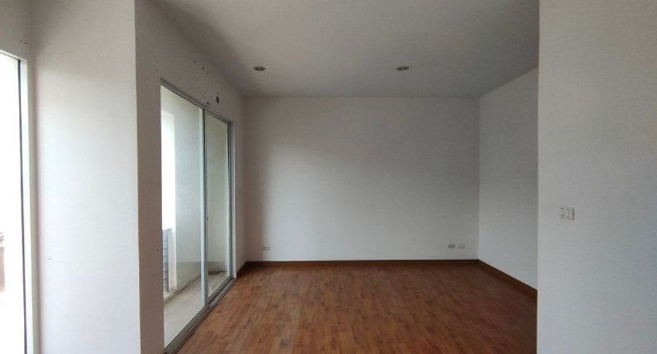Casa adosada en venta de estudio en Lat Krabang, Bangkok