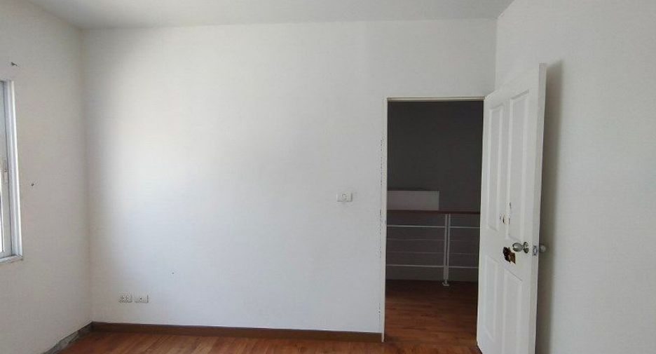 Casa adosada en venta de estudio en Lat Krabang, Bangkok
