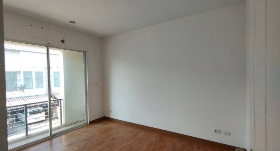 Casa adosada en venta de estudio en Lat Krabang, Bangkok