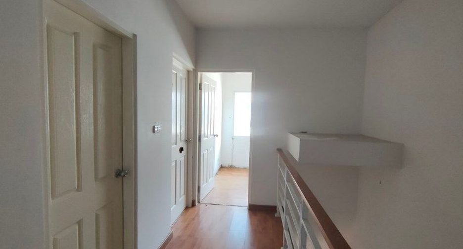 Casa adosada en venta de estudio en Lat Krabang, Bangkok