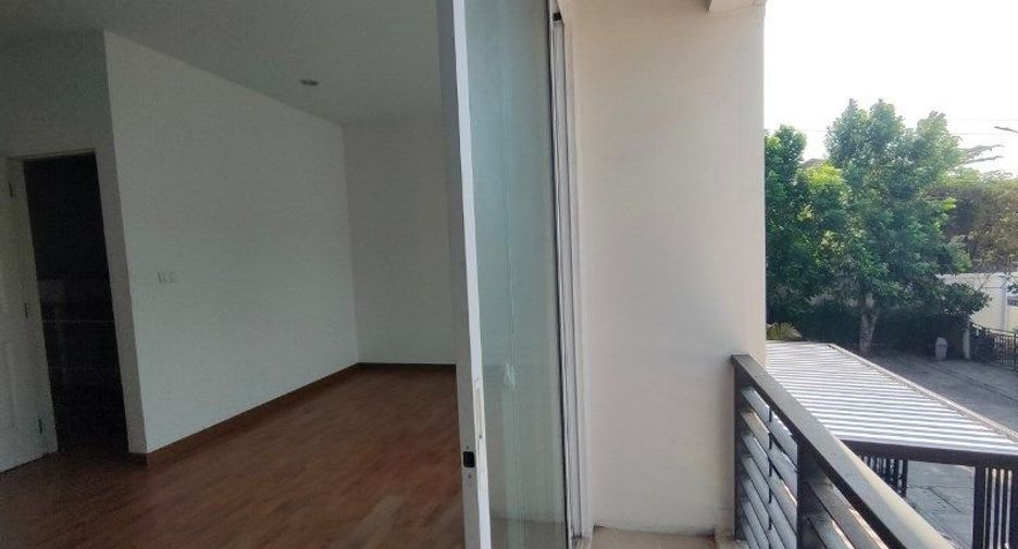 Casa adosada en venta de estudio en Lat Krabang, Bangkok
