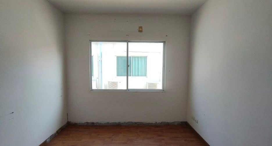 Casa adosada en venta de estudio en Lat Krabang, Bangkok