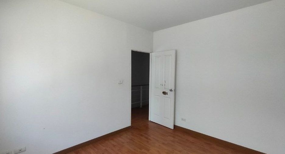 Casa adosada en venta de estudio en Lat Krabang, Bangkok