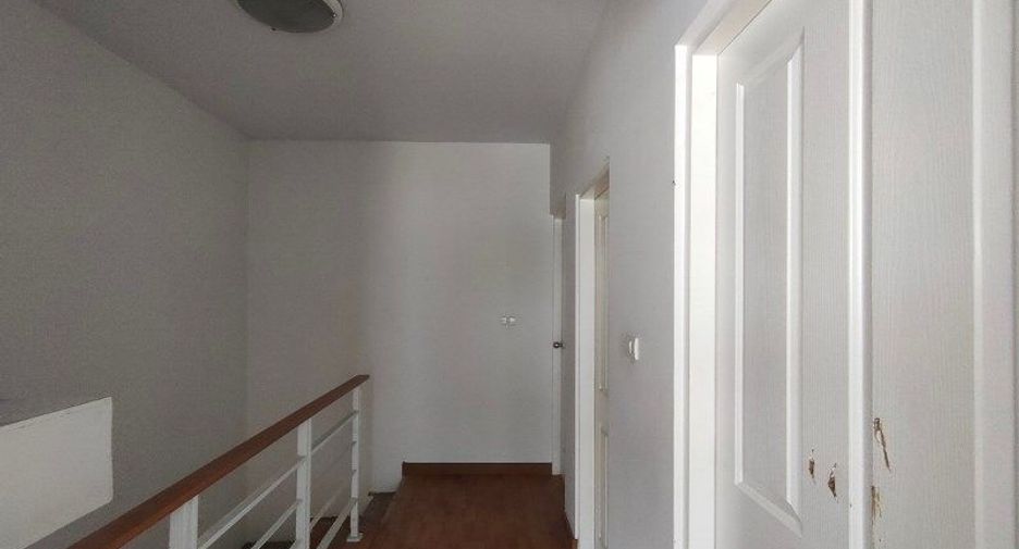 Casa adosada en venta de estudio en Lat Krabang, Bangkok