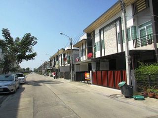 Reihenhaus zum Kauf mit Studio in Saphan Sung, Bangkok