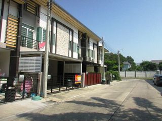 Reihenhaus zum Kauf mit Studio in Saphan Sung, Bangkok