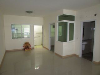 Reihenhaus zum Kauf mit Studio in Saphan Sung, Bangkok