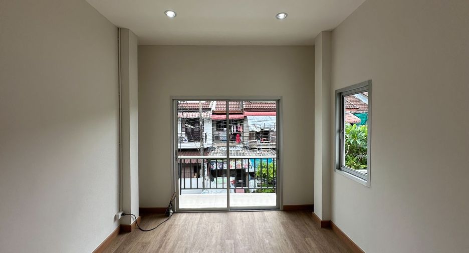 Casa adosada en venta de estudio en Bueng Kum, Bangkok