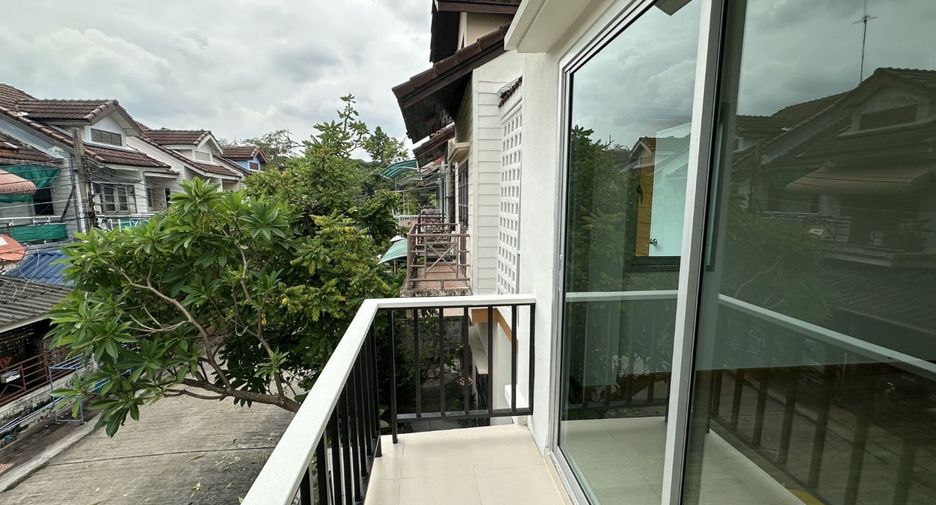 Casa adosada en venta de estudio en Bueng Kum, Bangkok