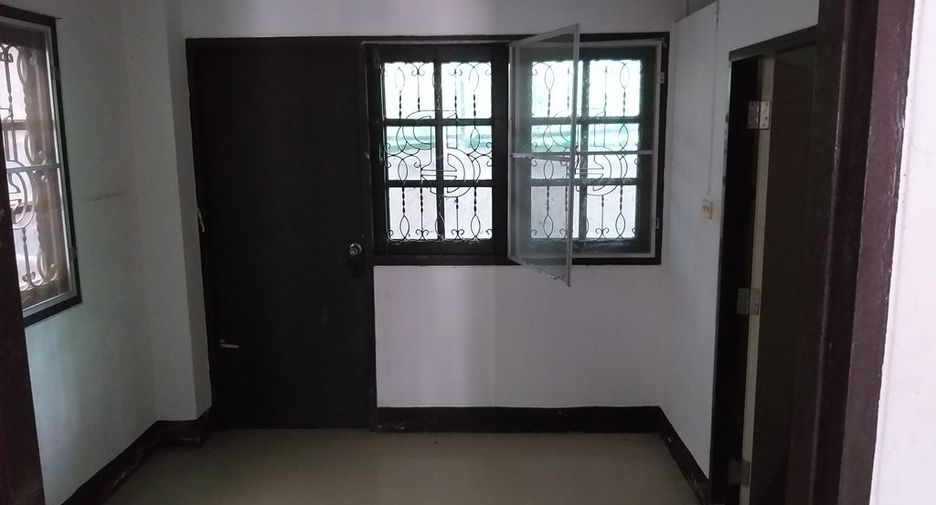 Casa adosada en venta de estudio en Thawi Watthana, Bangkok