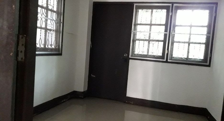Casa adosada en venta de estudio en Thawi Watthana, Bangkok