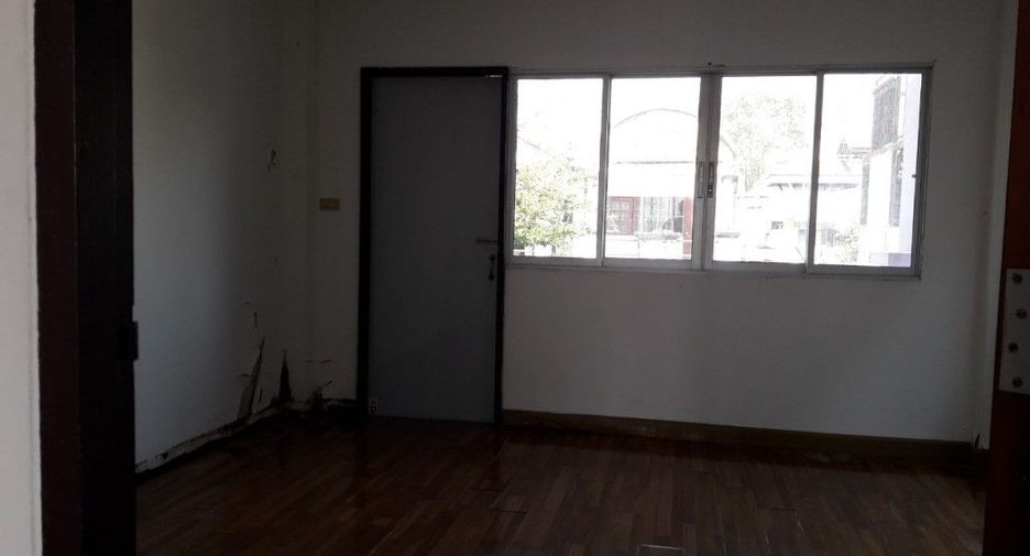 Casa adosada en venta de estudio en Thawi Watthana, Bangkok