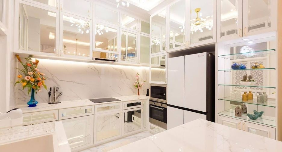For rent 4 bedrooms townhouse in Lat Phrao, Bangkok