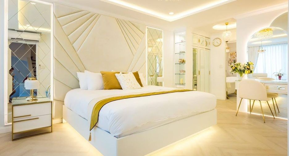 For rent 4 bedrooms townhouse in Lat Phrao, Bangkok