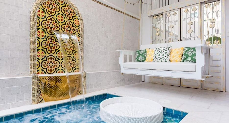 For rent 4 bedrooms townhouse in Lat Phrao, Bangkok