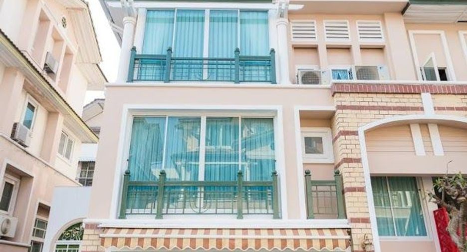 For rent 4 bedrooms townhouse in Lat Phrao, Bangkok