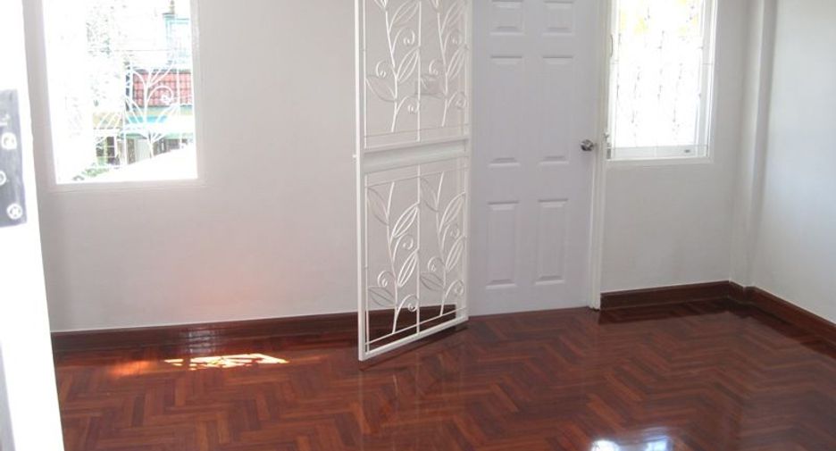 Casa adosada en venta de estudio en Sai Mai, Bangkok
