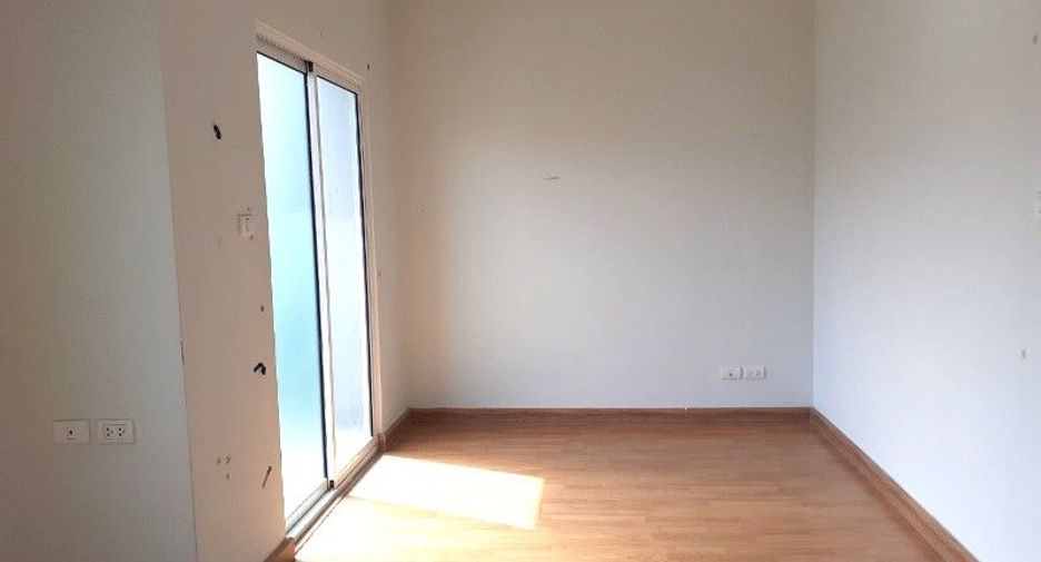 For sale studio townhouse in Khlong Sam Wa, Bangkok
