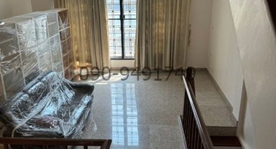 For rent 3 bedrooms townhouse in Lat Phrao, Bangkok