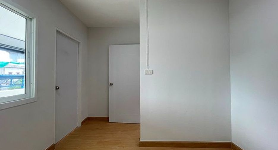 Casa adosada en venta de estudio en Bang Khun Thian, Bangkok
