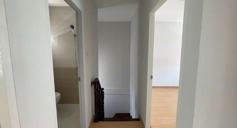 Casa adosada en venta de estudio en Bang Khun Thian, Bangkok