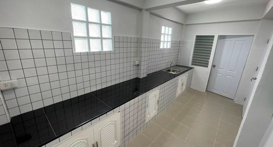 Casa adosada en venta de estudio en Bang Khun Thian, Bangkok