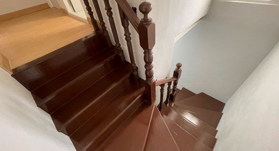 Casa adosada en venta de estudio en Bang Khun Thian, Bangkok