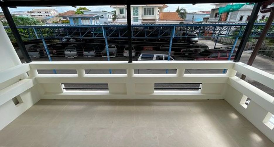 Casa adosada en venta de estudio en Bang Khun Thian, Bangkok
