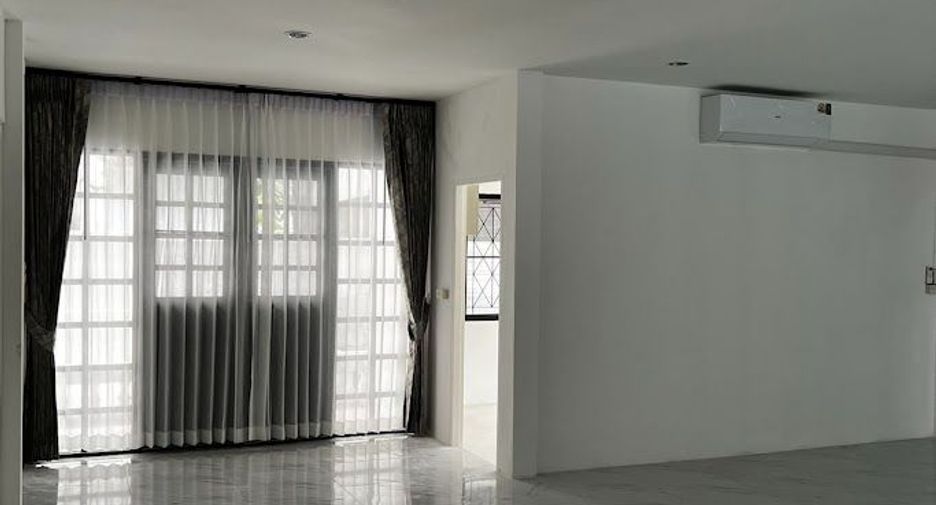 For sale 5 bedrooms house in Wang Thonglang, Bangkok