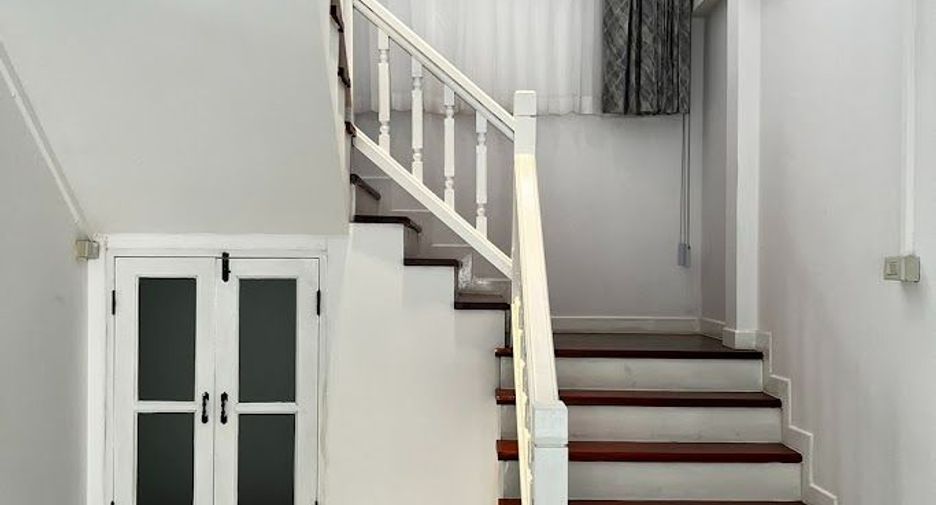 For sale 5 bedrooms house in Wang Thonglang, Bangkok