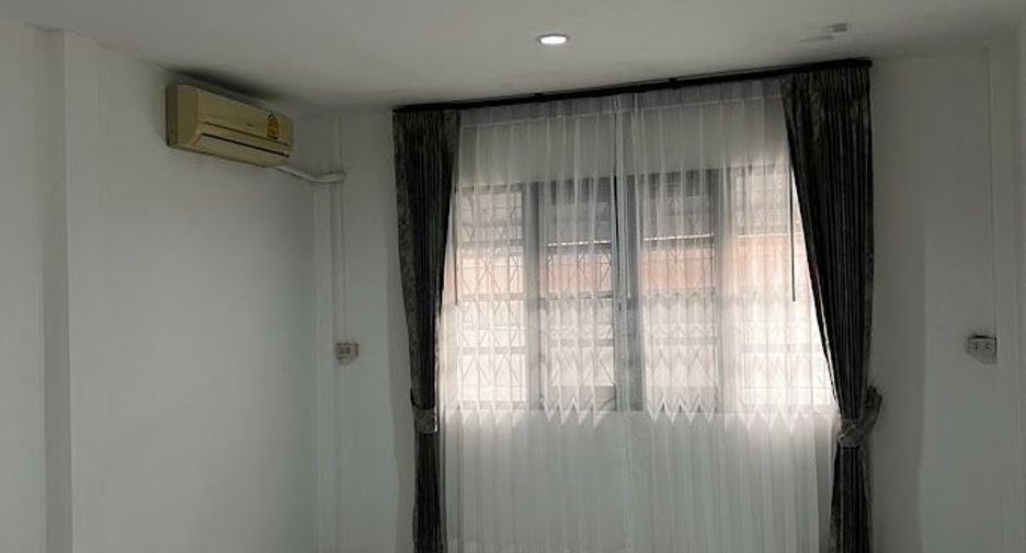 For sale 5 bedrooms house in Wang Thonglang, Bangkok