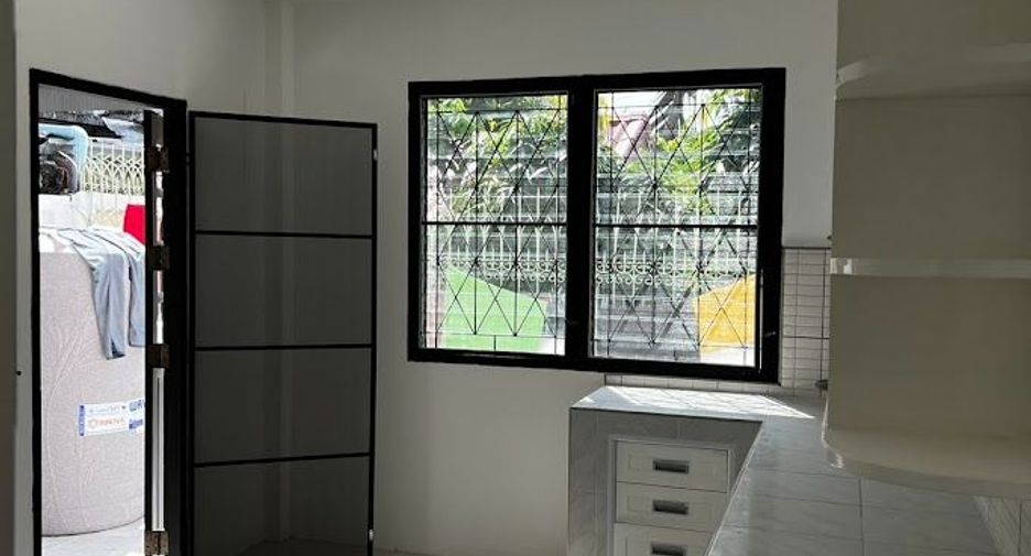 For sale 5 bedrooms house in Wang Thonglang, Bangkok