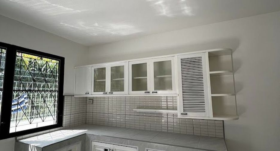 For sale 5 bedrooms house in Wang Thonglang, Bangkok