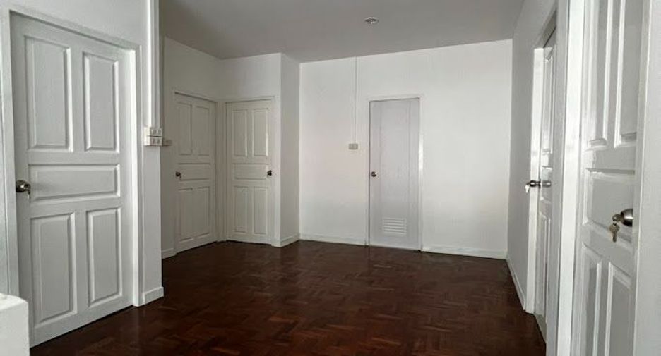 For sale 5 bedrooms house in Wang Thonglang, Bangkok